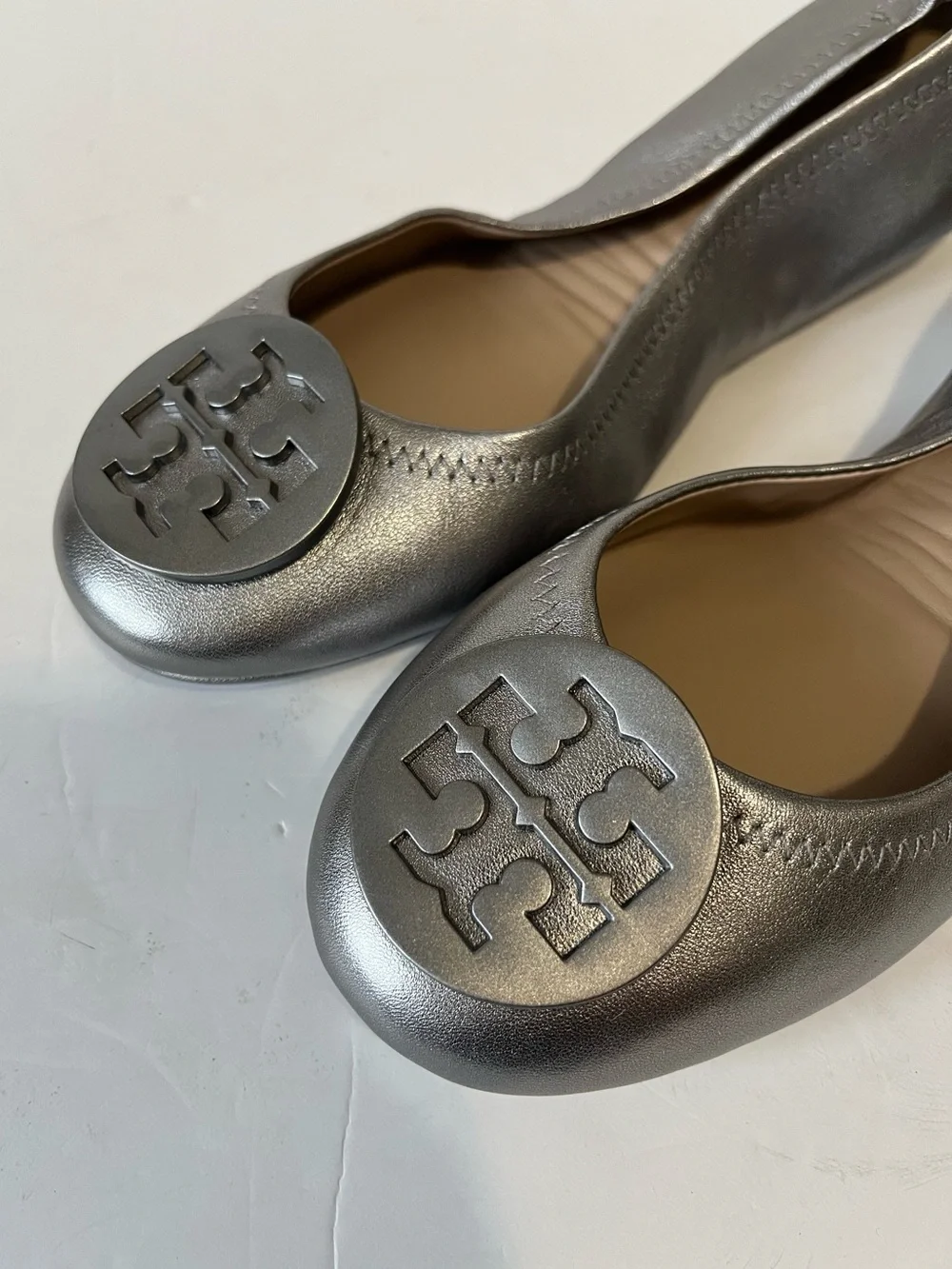 Tory Burch Silver Leather Logo Round-Toe Ballet Flats size 7.5M